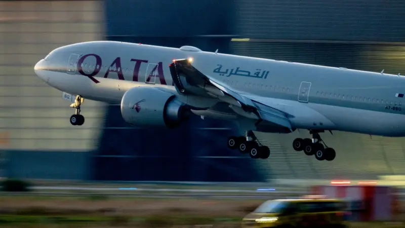 Ilustrasi penerbangan Qatar Airways. (AP)