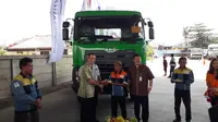 Presdir UD Trucks Indonesia saat memberikan SIM ke salah satu pengemudi truk secara gratis (Yurike/Liputan6.com)