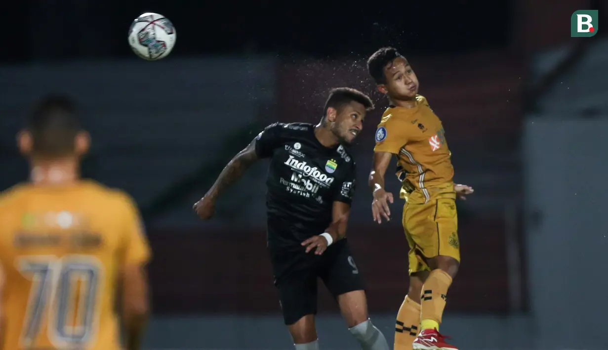 Pemain Persib Bandung, Wander Luiz (kiri) dan pemain Bhayangkara FC, Sani Rizki Fauzi berduel udara dalam laga pekan ke-7 BRI Liga 1 2021/2022 di Stadion Moch Soebroto, Magelang, Sabtu (16/10/2021). (Bola.com/Bagaskara Lazuardi)
