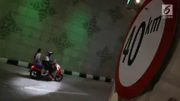 Pengendara motor melintasi underpass Matraman di Jakarta, Senin (10/4). Dibuatnya Underpass ini bertujuan mengurai kemacetan dari arah Cikini, Suropati, Menteng, menuju daerah Pramuka dan Matraman hingga Jatinegara. (Liputan6.com/Immanuel Antonius)