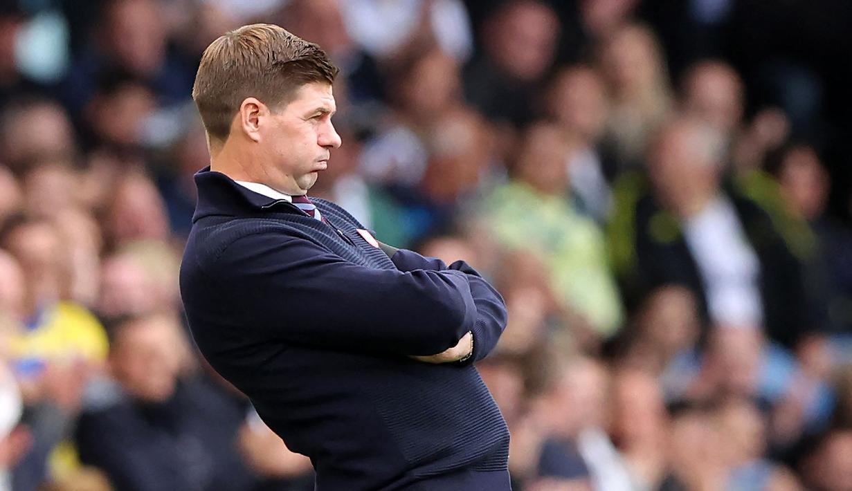 Reaksi pelatih kepala Aston Villa, Steven Gerrard saat laga lanjutan Liga Inggris 2022/2023 melawan Leeds United di Elland Road, Leeds, 2 Oktober 2022. Gerrard dipecat tidak sampai setahun sejak ditunjuk menggantikan Dean Smith setelah The Villan cuma memenangkan dua dari 12 pertandingan pada Liga Inggris musim 2022/2023. (AFP/Nigel Roddis)