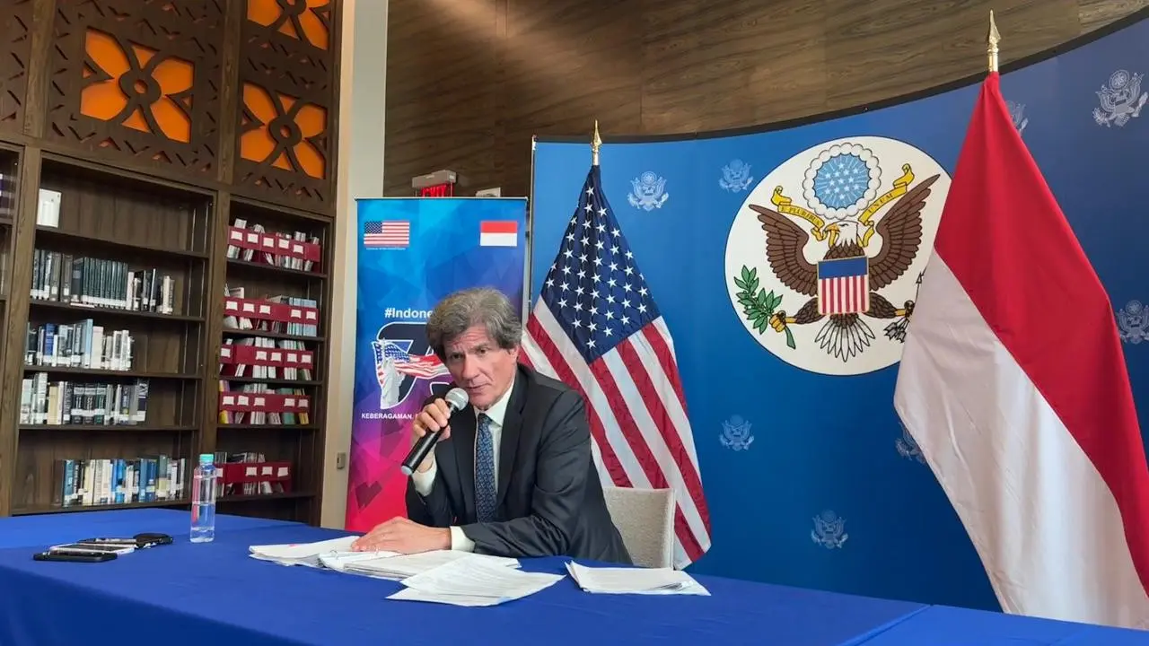 Wakil Menteri Luar Negeri Amerika Serikat (AS) untuk Pertumbuhan Ekonomi, Energi, dan Lingkungan, Jose W. Fernandez dalam pertemuan dengan sejumlah media di Kedutaan Besar AS, Jakarta, Senin (15/7/2024). (Liputan6/Benedikta Miranti)