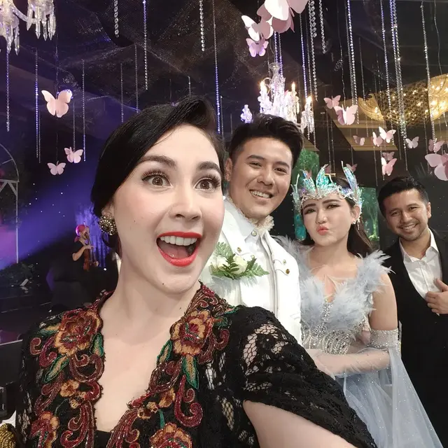 Tampil Serasi, Ini 6 Potret Arumi Bachsin dan Emil Dardak di Pernikahan Via Vallen