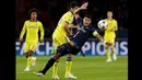 Bek PSG, Diego Silva Berduel dengan penyerang Chelsea Diego Costa saat putaran 16 besar Liga Champions di Stadion Parc des Princes , Paris (17/2/2015). PSG bermain imbang dengan Chelsea (1-1).  (REUTERS/Philippe Wojazer)