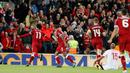 Gelandang Liverpool, Mohamed Salah bersama rekan setimnya berselebrasi setelah membobol gawang Sevilla dalam laga Grup E Liga Champions di Stadion Anfield, Rabu (13/9). Sevilla berhasil menahan imbang Liverpool dengan skor 2-2. (AP Photo/Frank Augstein)