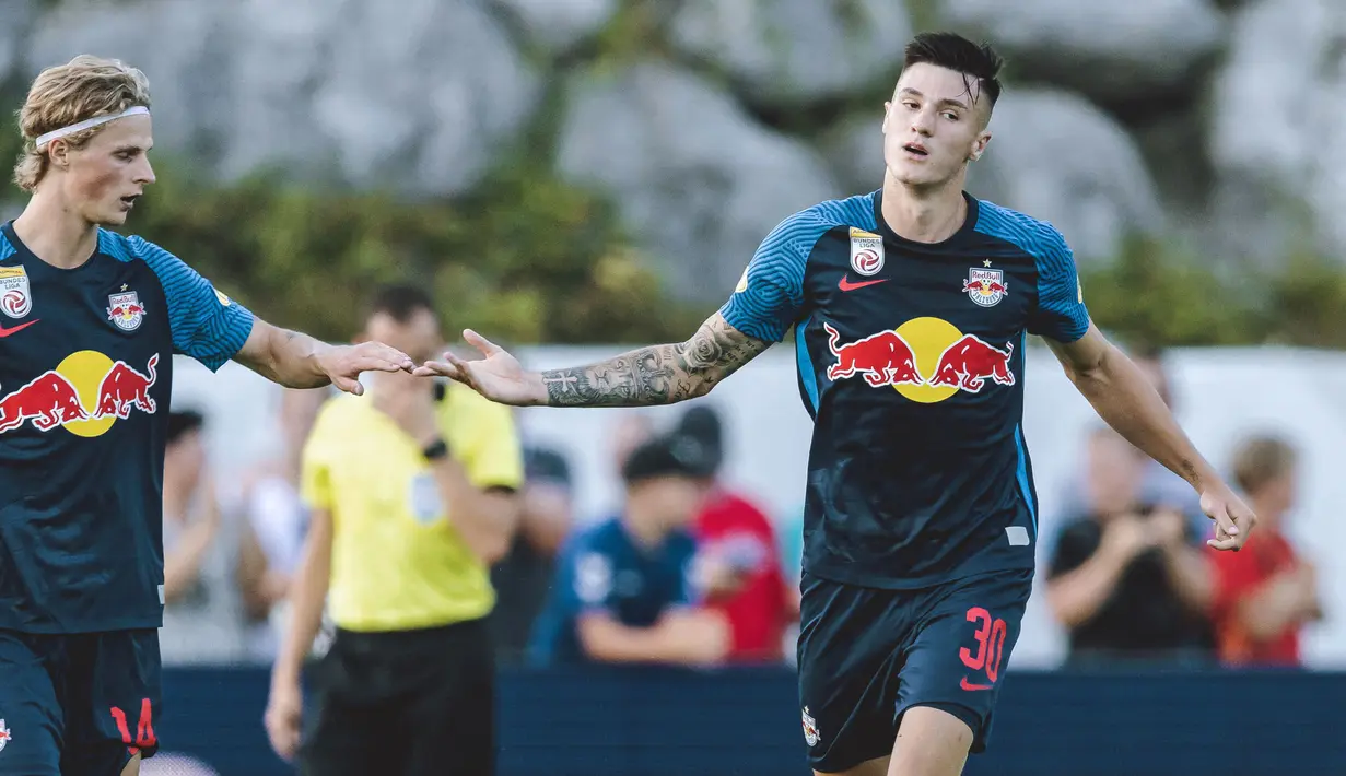 Manchester United tertarik untuk mendatangkan Benjamin Sesko sebagai proyek masa depannya. RB Salzburg diketahui bersedia melepas pemain 19 tahun tersebut dengan harga 55 juta euro. Tentunya itu bukan rintangan bagi Setan Merah untuk memboyong "The Next Haaland". (AFP/APA/EXPA/JFK)