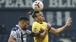 Penyerang Tottenham Hotspur, Gareth Bale menyundul bola melewati bek West Bromwich Albion Darnell Furlong pada pekan kedelapan Liga Inggris di Stadion The Hawthorne, Minggu (8/11/2020). Tottenham berhasil mengalahkan WBA 1-0 lewat gol yang dibuat Harry Kane. (AP Photo/Dave Thompson, Pool)