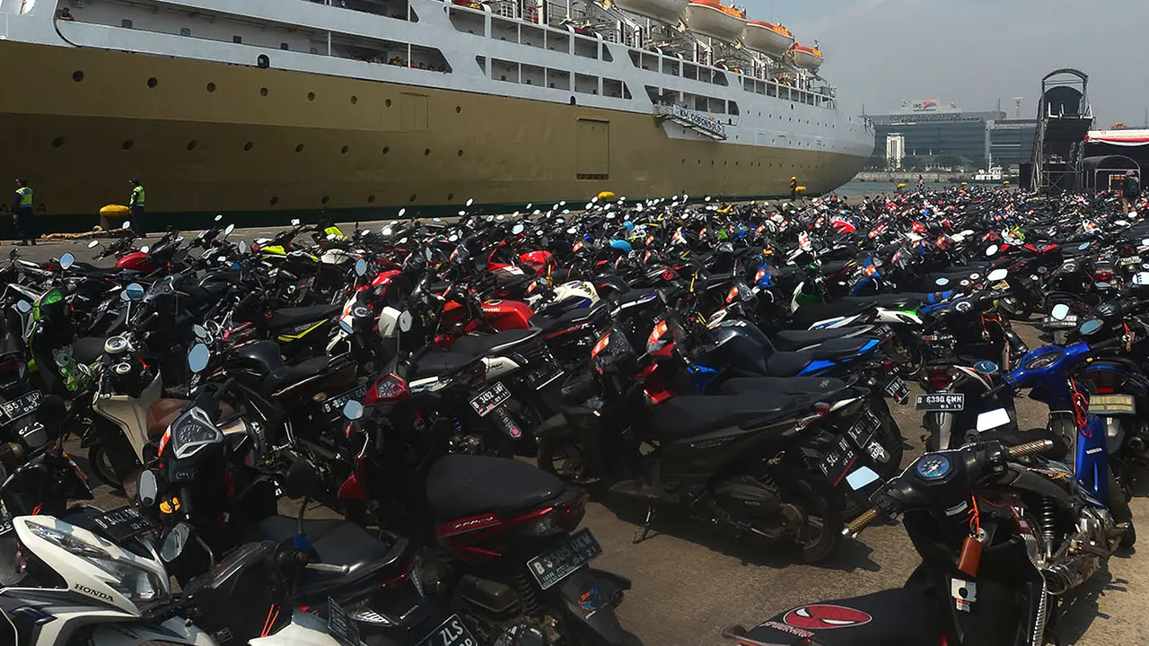 Deretan sepeda motor terlihat dalam mudik gratis Kementerian Perhubungan di Pelabuhan Tanjung Priok, Jakarta, Rabu (13/6). Kementerian Perhubungan memberi kuota penumpang pada mudik gratis ini sebanyak 11.938 pemudik. (Merdeka.com/Imam Buhori)