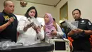 Petugas saat menjelaskan sejumlah alat bukti dalam penggerebekan dua klinik aborsi ilegal di kawasan Cikini, Jakarta, Rabu (24/2). Sebanyak 9 orang diduga pelaku praktik aborsi sekitar 5.400 janin bayi diamankan petugas. (Liputan6.com/Gempur M Surya)