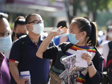 Seorang peserta bersiap memasuki lokasi ujian masuk perguruan tinggi di Sekolah Menengah Atas No. 8 Beijing di Beijing, ibu kota China (7/7/2020). Ujian masuk perguruan tinggi nasional China tahun ini telah dimulai pada Selasa (7/7). (Xinhua/Xing Guangli)