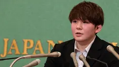 Rina Gonoi (23), mantan perwira SDF Jepang, mengambil bagian dalam konferensi pers di National Press Club di Tokyo, Senin (30/1/2023). Mantan Pasukan Bela Diri Darat Jepang (GSDF), yang dilecehkan secara seksual oleh rekan-rekannya, mengatakan pada 30 Januari dia menggugat pemerintah dan para pelaku atas permintaan maaf dan perlakuan buruk yang "dangkal" yang dia terima. (Richard A. Brooks / AFP)