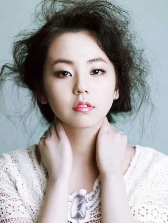 Sohee tak suka pipinya yang bulat. Menurut orang lain pipi Sohee yang bulat membuat ia terlihat lebih muda, akan tetapi ia merasa pipinya seperti pangsit. (Foto: koreaboo.com)