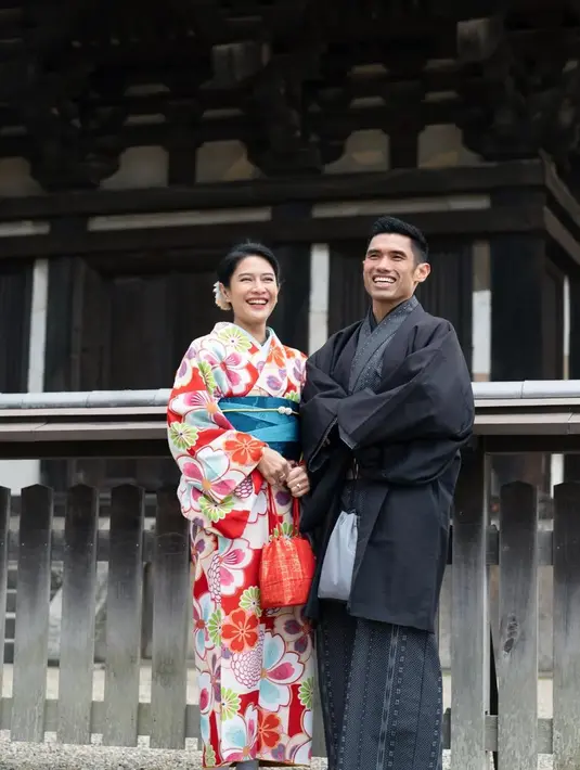 <p>Dian Sastrowardoyo resmi dipersunting pengusaha Maulana Indraguna Sutowo. Pernikahan Indra dan Dian digelar pada 18 Mei 2010. Suami Dian menjabat sebagai CEO PT Mugi Rekso Abadi. Selain itu, juga memiliki beberapa bisnis. Dari pernikahannya, dikaruniai dua orang anak. [Instagram/therealdisastr]</p>