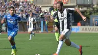 Striker Juventus, Gonzalo Higuain, beraksi pada laga melawan Empoli dalam lanjutan Serie A di Stadion Carlo Castellani, Empoli, Minggu (2/10/2016). (AFP/Andreas Solaro)