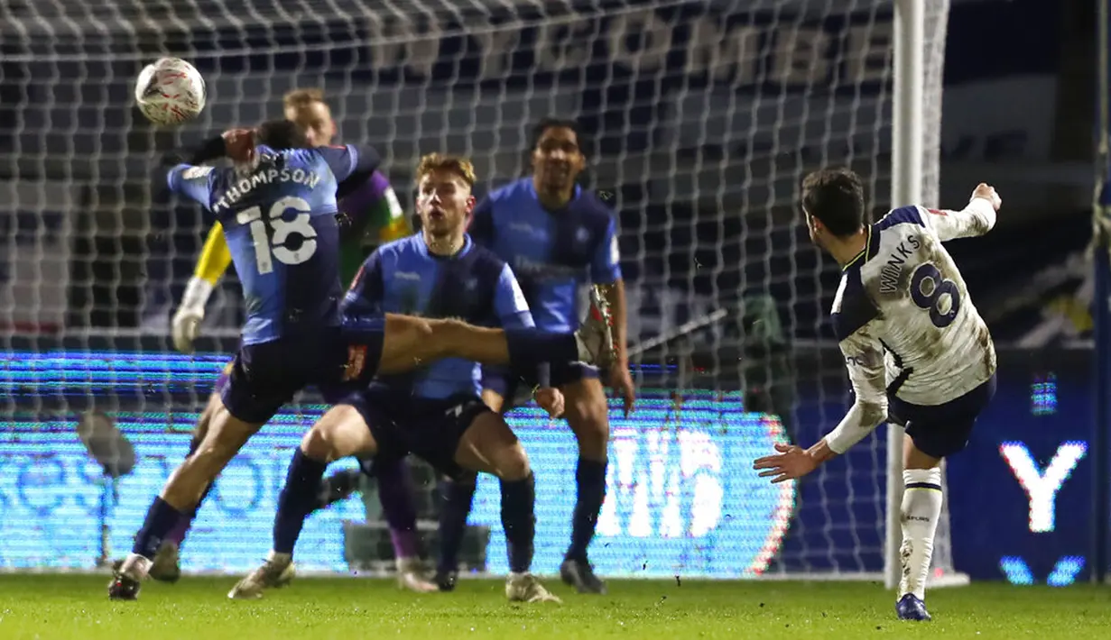 Pemain Tottenham Hotspur Harry Winks (kanan) mencetak gol ke gawang Wycombe Wanderers pada pertandingan putaran keempat Piala FA di Stadion Adams Park, High Wycombe, Inggris, Senin (25/1/2021). Tottenham Hotspur melaju ke 16 besar Piala FA usai menang 4-1. (AP Photo/Frank Augstein)