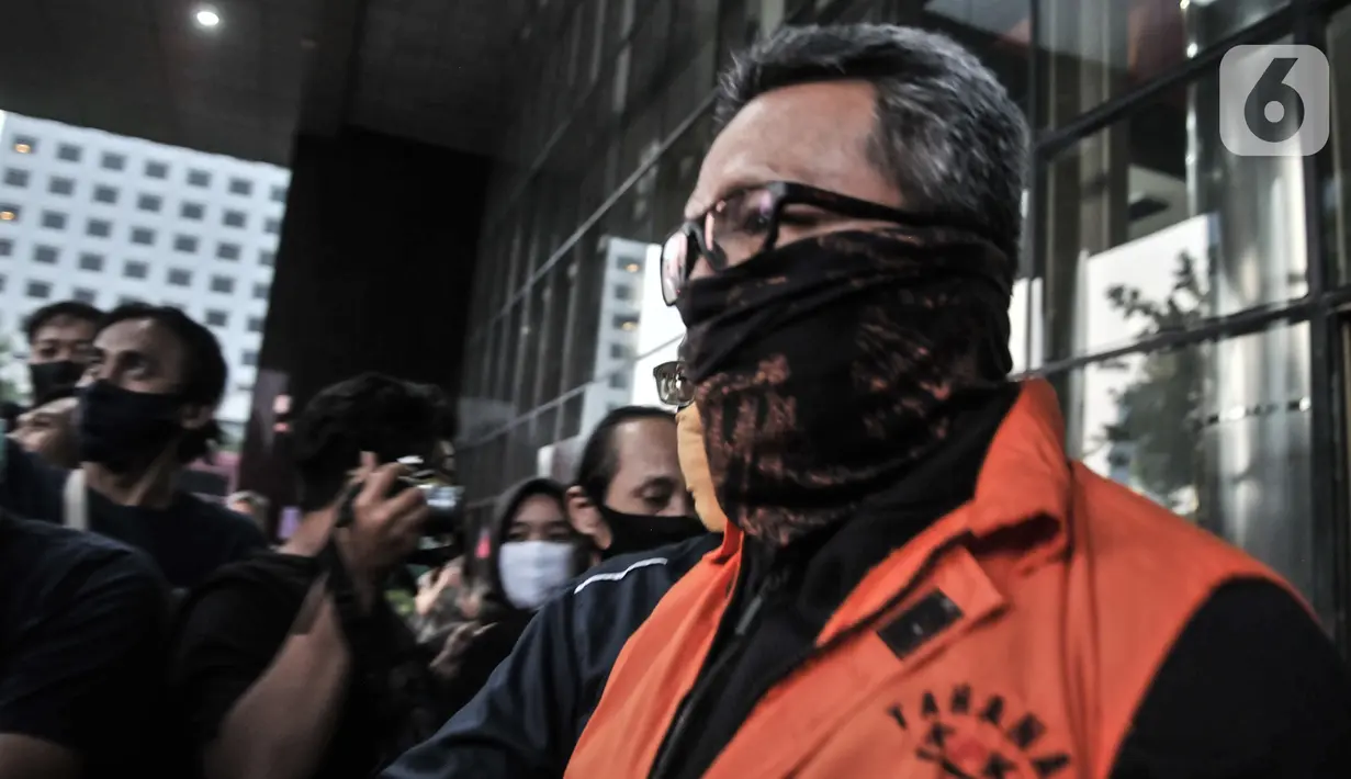 Tersangka mantan Kepala Divisi II PT Waskita Karya, Fathor Rachman menuju mobil tahanan di gedung KPK, Jakarta, Kamis (23/7/2020). Fathor Rachman merupakan satu dari lima tersangka kasus dugaan korupsi terkait proyek fiktif di PT Waskita Karya yang ditahan KPK. (merdeka.com/Iqbal Nugroho)