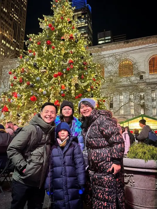 Ernest Prakasa beserta istri dan kedua anaknya merayakan Natal tahun ini di Amerika Serikat. Mereka pun berfoto di depan pohon Natal dengan mengenakan baju musim dinginnya. [@ernestprakasa]