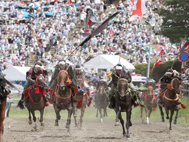 Peserta mengenakan pakaian Samurai saat mengikuti Armor Horse Racing dalam festival Soma Nomaoi di Minamisoma (30/7). Acara tradisional ini telah berusia 1.000 tahun dan diselenggarakan setiap tahunnnya. (Jun Hirata/Kyodo News via AP)