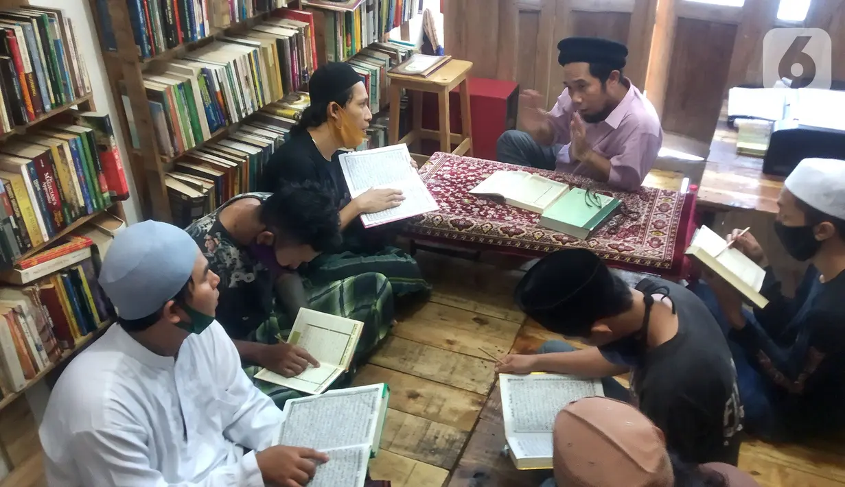 Setiap harinya mereka  belajar mengupas Al-Qur’an dan Al Hadist secara bersama-sama. Selain itu untuk menumbuhkembangkan kewirausahaan mereka membuka warung angkringan dan laundry.  (merdeka.com/Arie Basuki)