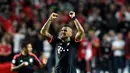 Pemain Bayern Munchen, Arturo Vidal, mencetak gol pertama saat bermain imbang melawan Benfica pada leg kedua perempat final Liga Champions di Estadio da Luz, Lisbon, Kamis (14/4/2016) dini hari WIB. (AFP/Francisco Leong) 