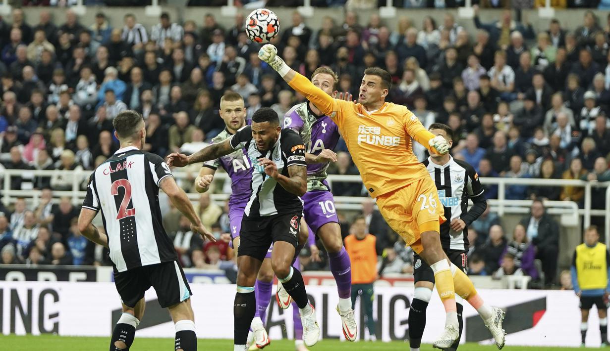 Sementara gol The Magpies disumbangkan oleh Callum Wilson dan Gol bunuh diri Eric Dier. (AP/Jon Super)