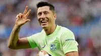 Penyerang Barcelona, Robert Lewandowski, melakukan selebrasi setelah mencetak gol ke gawang Alaves pada laga pekan ke sembilan Liga Spanyol di Stadion Mendizorroza , Minggu (06/10/2024). (AFP/Cesar Manso)