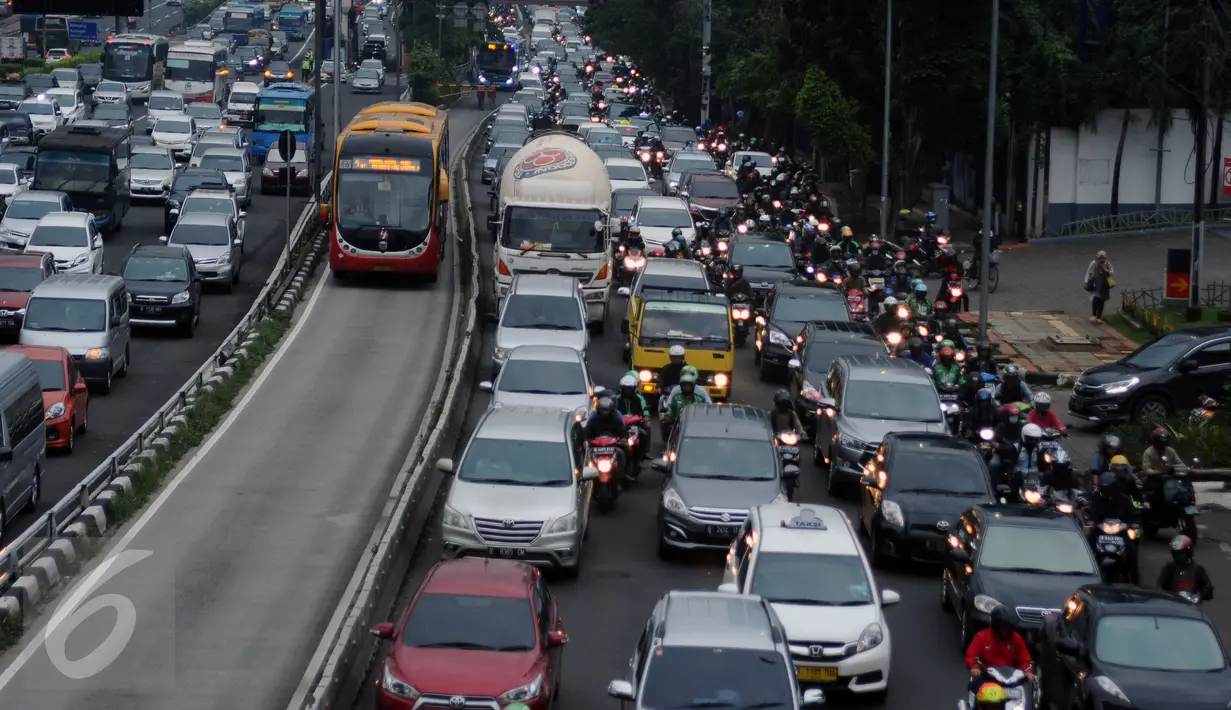 Sebuah bus transjakarta melintas diantara kemacetan di Jalan Gatot Subroto, Jakarta, Senin (24/10). Indonesia Traffic Watch (ITW) menilai kemacetan di kota Jakarta saat ini sudah sampai pada tingkat 'gawat darurat'. (Liputan6.com/Helmi Fithriansyah)