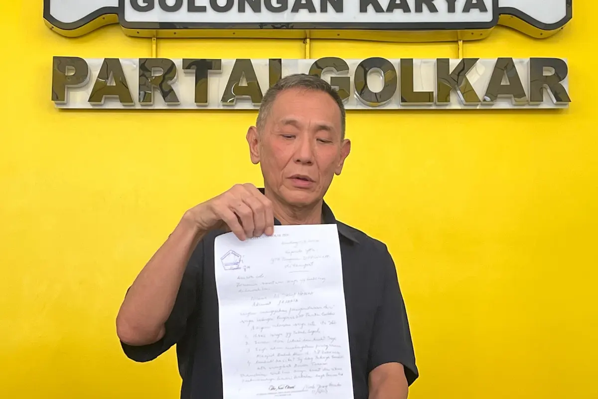 Politikus Partai Golkar Jusuf Hamka atau yang akrab disapa Babah Alun menyerahkan surat pengunduran dirinya sebagai kader Partai Golkar.