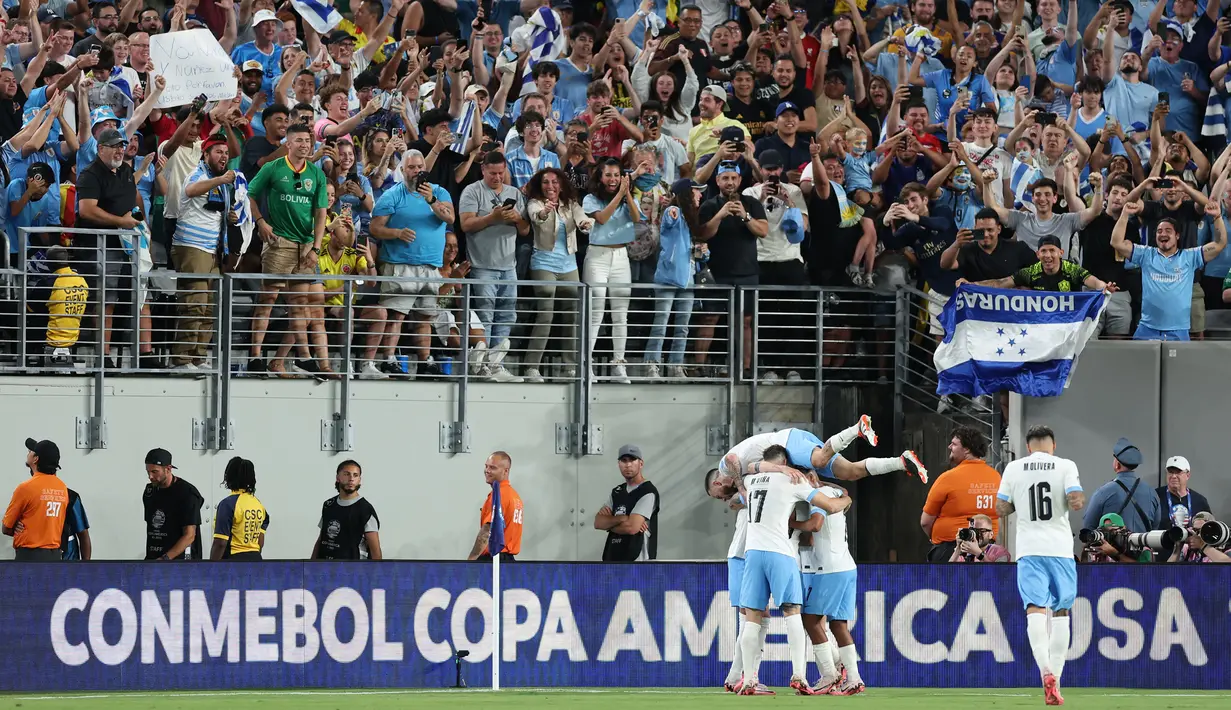 Pemain Uruguay merayakan gol di depan para pendukungnya saat laga Grup C Copa America 2024 melawan Bolivia di MetLife Stadium, East Rutherford, New Jersey, Jumat (28/06/2024) WIB. (AFP/Charly Triballeau)