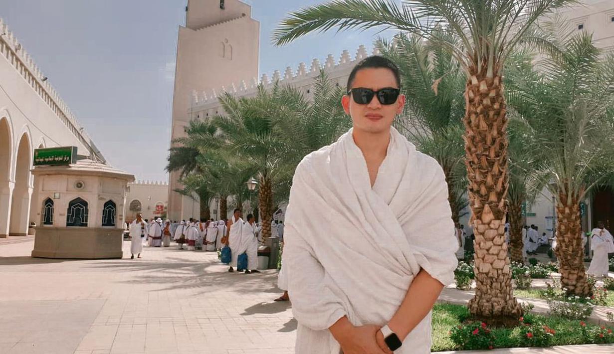 Potret Rezky Adhitya di Miqat Bir Ali. "Doain semoga lancar2 smuanya yaa.. aamiin," tulisnya. (Foto: Instagram/ thereal_rezkyadhitya)