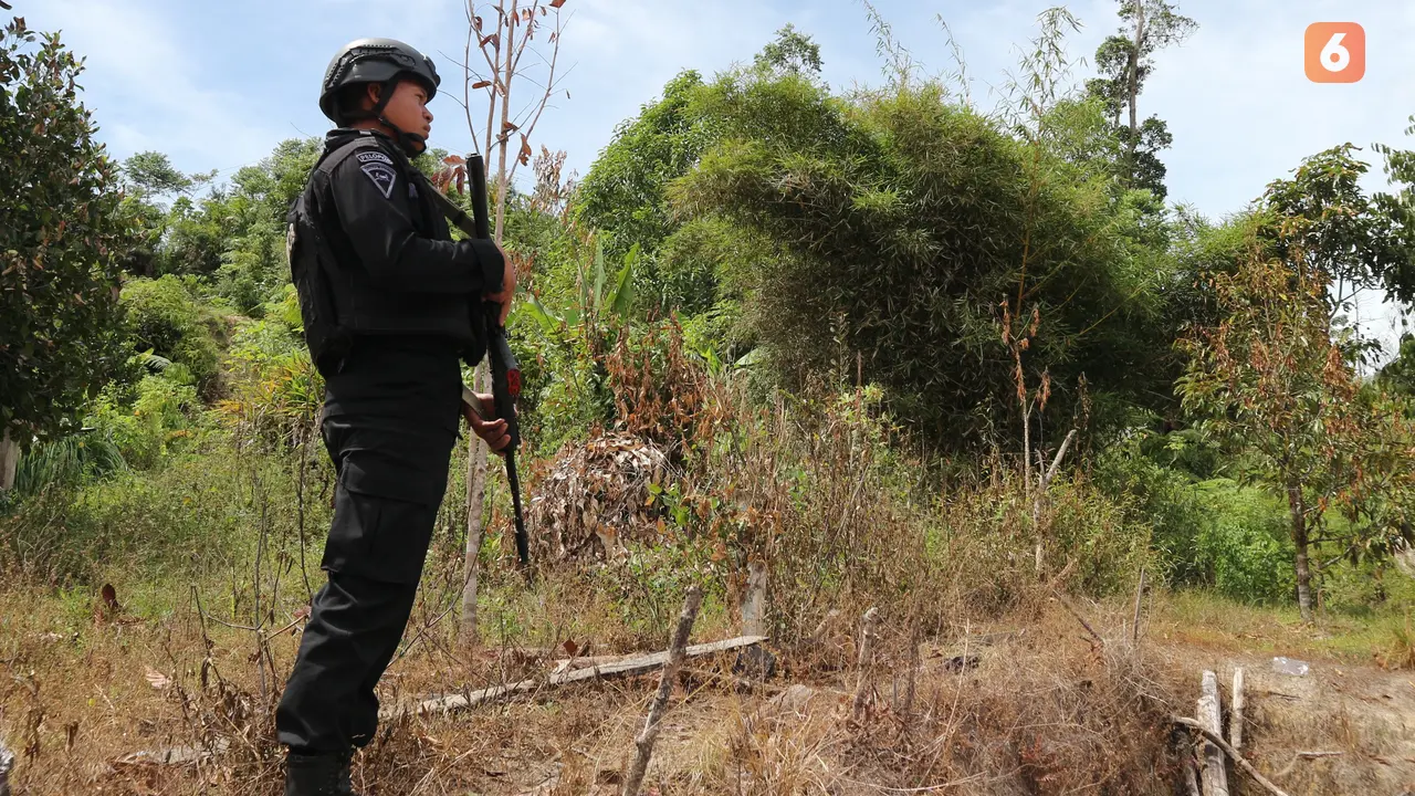 personel Brimob berjaga di desa Lemban Tongoa