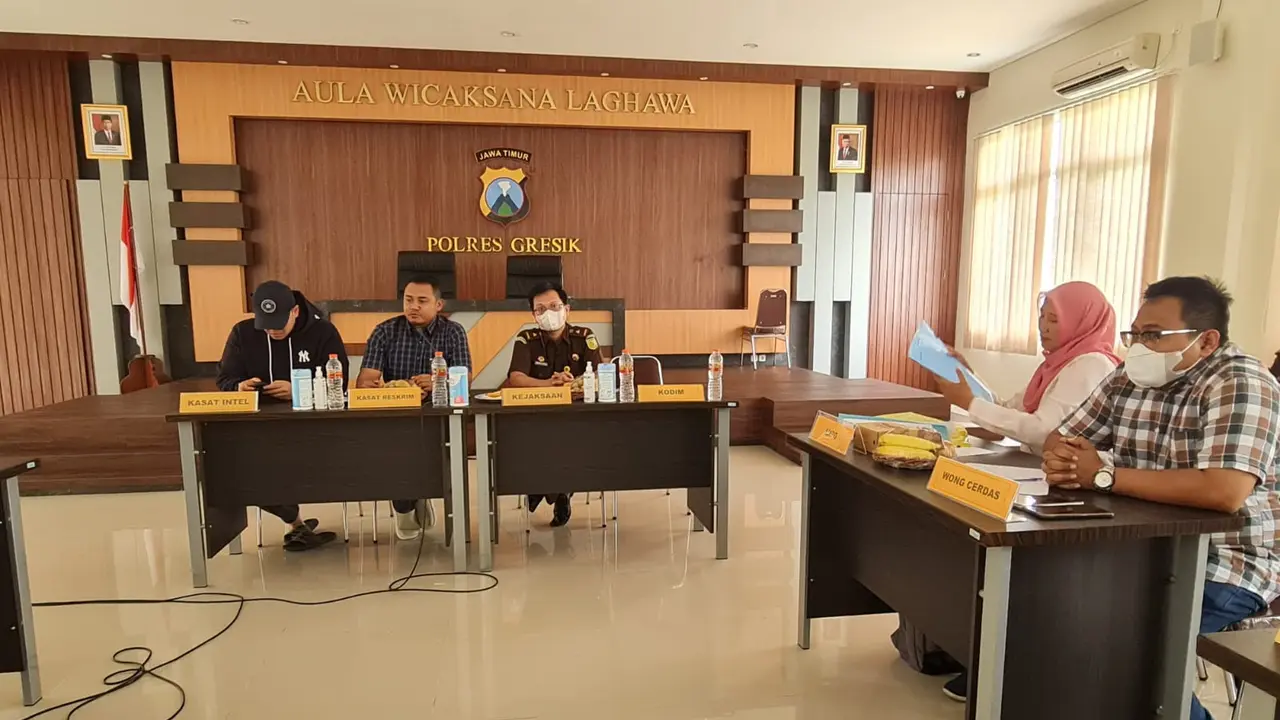 Polisi koordinasi bersama perwakilan tokoh agama, LSM, Ormas dan pelapor kasus penistaan agama di Mapolres Gresik. (Dian Kurniawan/Liputan6.com).