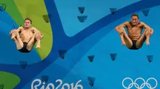 Atlet Amerika Serikat, Sam Dorman dan Michael Hixon melompat saat mengikuti loncat indah sinkronisasi 3 m pria pada Olimpiade 2016 di Brasil, (10/8). Ekspresi kocak para atlet menjadi ciri sendiri dari cabang olahraga ini. (REUTERS / Pilar Olivares)