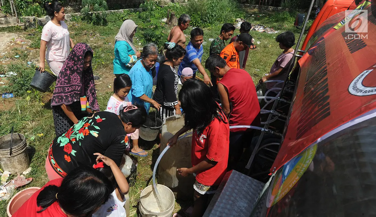 Warga mengambil air bersih bantuan Badan Penanggulangan Bencana Daerah (BPPD) Kabupaten Bogor di Pabuaran, Ciampea, Bogor, Jawa Barat, Senin (6/8). BPPD Kabupaten Bogor mengerahkan lima truk tangki air bersih setiap hari. (Merdeka.com/Arie Basuki)