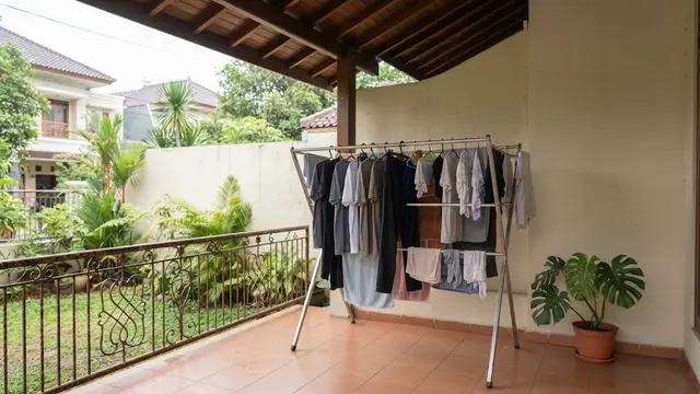 Jemuran di Teras yang Lebih Aman agar Baju Tidak Berjatuhan