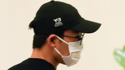Pebulu tangkis Jepang Kento Momota tiba di bandara Internasional Kuala Lumpur di Sepang, Malaysia, Rabu (15/1/2020). Kento Momota yang cedera dalam kecelakaan lalu lintas di Malaysia pada Senin (13/1) itu memutuskan langsung terbang ke negaranya, Jepang usai menjalani perawatan. (AP/Vincent Thian)