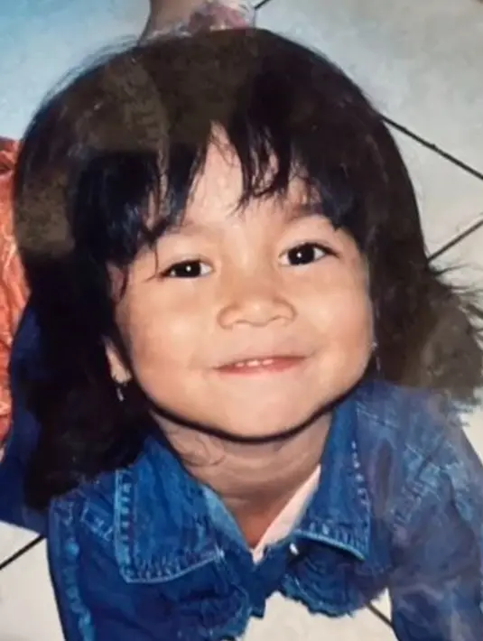 Istri Pratama Arhan saat kecil sangat menggemaskan. Apalagi saat ia berfoto menghadap kamera seperti ini. Azizah sudah terlihat percaya diri sedari kecil dan tak takut dengan kamera. (Liputan6.com/TikTok/azizahsalshaa)