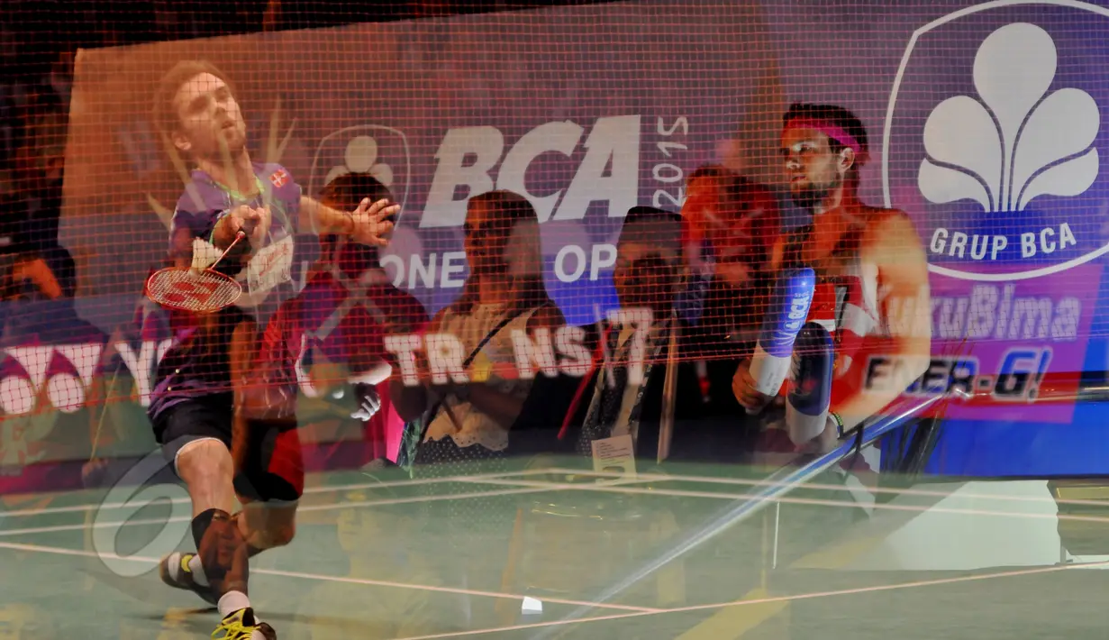 Tunggal putra Denmark, Jan O Jorgensen disaksikan pendukungnya saat bertanding melawan Kento Momata asal Jepang di final Indonesia Open Superseries Premier 2015, Jakarta, Minggu (7/6/2015). Kento menang 16-21, 21-19, 21-7. (Liputan6.com/Andrian M Tunay)