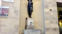 Replika patung Bacchus di Borgo San Jacopo, Florence, Italia, jadi objek foto tidak senonoh turis asing. (dok. Instagram @liubaeva1703_amore/https://www.instagram.com/p/CAKv3SylnSx/?hl=en&img_index=6/Dinny Mutiah)