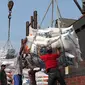 Aktivitas penurunan beras impor dari sebuah kapal saat tiba di Pelabuhan Tanjung Priok, Jakarta, Kamis (12/11). Sekitar 27 ribu ton beras tersebut didatangkan dari Vietnam untuk menjaga kestabilan persediaan beras nasional. (Liputan6.com/Angga Yuniar)