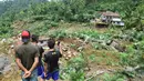 Warga mengambil gambar dari bencana longsor di Desa Clapar, Kecamatan Madukara, Banjarnegara, Jawa Tengah, Rabu (30/3). Sebagian warga mengungsi ke tempat aman dan diperkirakan longsoran menutup lahan kebun buah salak seluas 60 hektar. (Foto: Gholib)