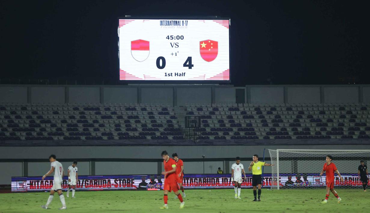 Di babak pertama, China menutup laga dengan keunggulan 4-0. Tampak dalam foto, papan skor menunjukkan hasil pertandingan babak pertama antara Timnas Indonesia U-17 dan China dalam laga uji coba di Indomilk Arena, Tangerang, Banten, Minggu (8/2/2026). (Bola.com/M Iqbal Ichsan)