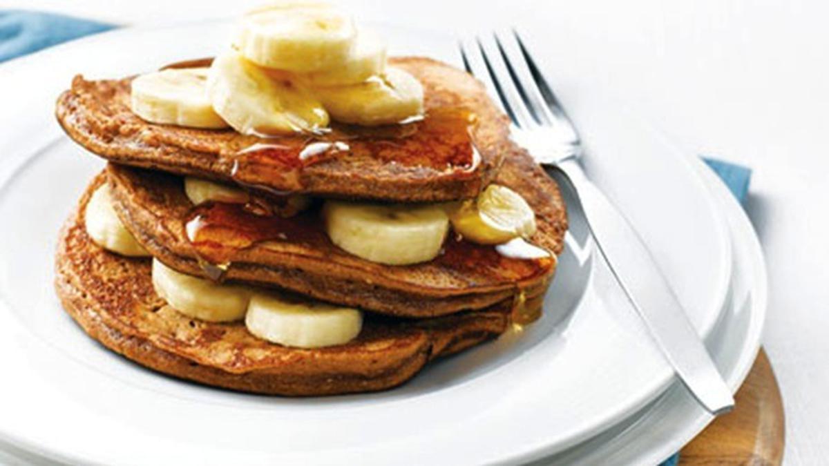 Pancake pisang lembut dengan topping madu dan buah segar