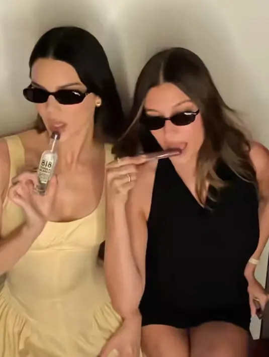 Supermodel lainya yang hadir ialah Kendall Jenner yang tampil mengenakan dress sleeveless kuning. Kacamata hitam micro melengkapi tampilannya. [@rhode]