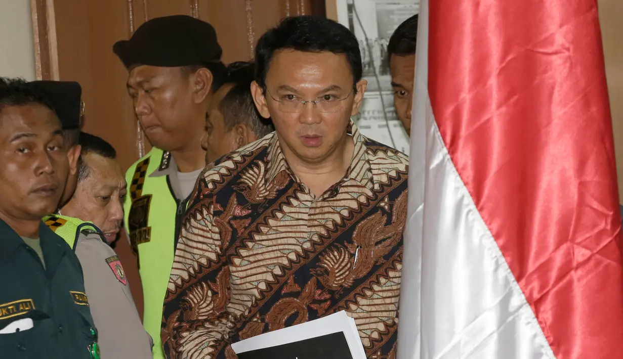 Basuki Tjahaja Purnama atau Ahok memasuki ruang sidang PN Jakarta Utara, Selasa (13/12). Basuki Tjahaja Purnama atau Ahok menjalani sidang perdana kasus dugaan penistaan agama. (TATAN SYUFLANA/POOL/AFP)
