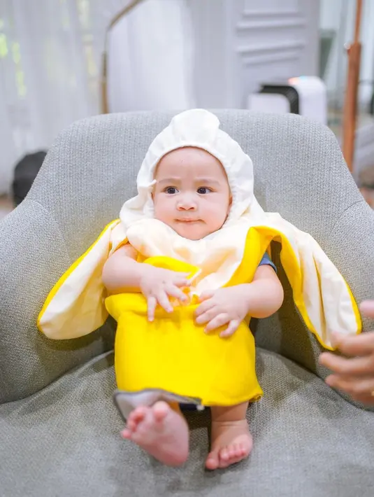 Kostum yang lucu membuat Rayyanza kian menggemaskan saya. Pakai kostum warna kuning dengan bentuk pisang membuat cosplay Rayyanza ini berhasil bikin senyum. Ekspresi Rayyanza yang bikin gemas juga membuatnya dipuji warganet. (Liputan6.com/IG/raffinagita1717)