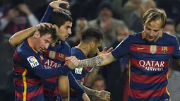 Pemain Barcelona merayakan gol pertama yang dicetak Luis Suarez ke gawang Athletic Bilbao dalam pertandingan leg kedua perempat final Copa del Rey di Stadion Camp Nou, Barcelona, Kamis (28/1/2016) dini hari WIB. ((AFP/Lluis Gene)
