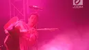 Grup band asal Los Angeles, LANY menghibur penggemarnya dalam konser bertajuk "LANY Malibu Night Tour" di Tennis Indoor Senayan, Jakarta, Rabu (14/8/2019) malam. Trio electro pop yang digawangi Paul Jason Klein, Jake Goss dan Less Priest ini membawakan 16 lagu. (Fimela.com/Bambang E. Ros)