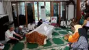 Keluarga dan kerabat menggelar pengajian di depan jenazah mendiang Mantan Gubernur Jawa Timur Mayjen (Purn) Basofi Sudirman di rumahnya Kemang Utara, Jakarta, Senin (7/8). Basofi Soedirman tutup usia pada umur 77 tahun. (Liputan6.com/Johan Tallo)