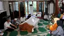 Keluarga dan kerabat menggelar pengajian di depan jenazah mendiang Mantan Gubernur Jawa Timur Mayjen (Purn) Basofi Sudirman di rumahnya Kemang Utara, Jakarta, Senin (7/8). Basofi Soedirman tutup usia pada umur 77 tahun. (Liputan6.com/Johan Tallo)